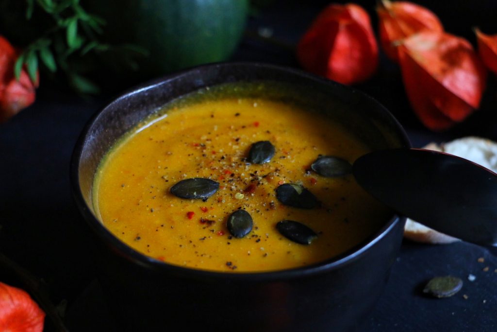 Pumpkin Soup - cremige Kürbissuppe mit Kokos und Ingwer | eat blog love