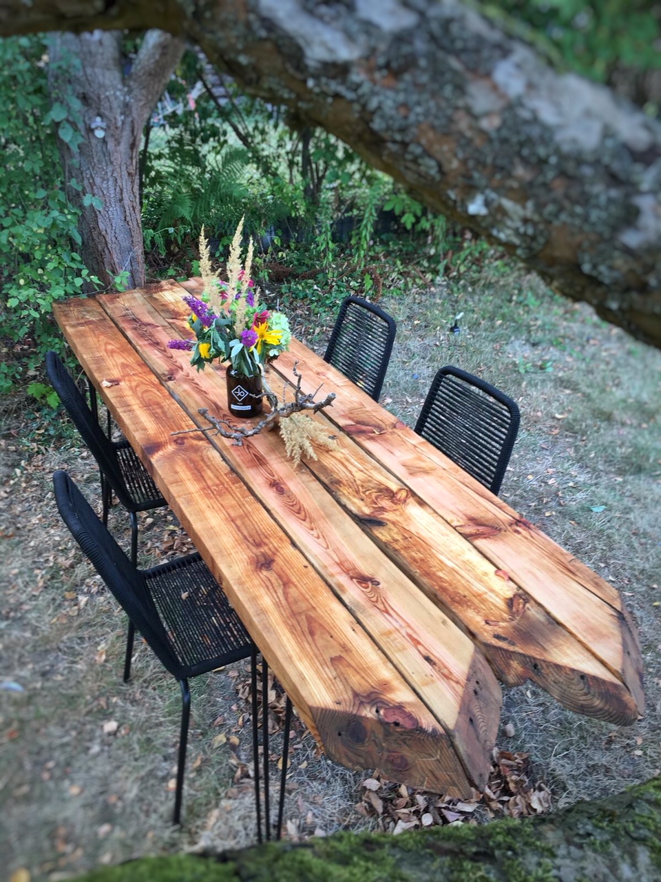 DIY Gartentisch aus alten Holzbohlen selber bauen eat blog love