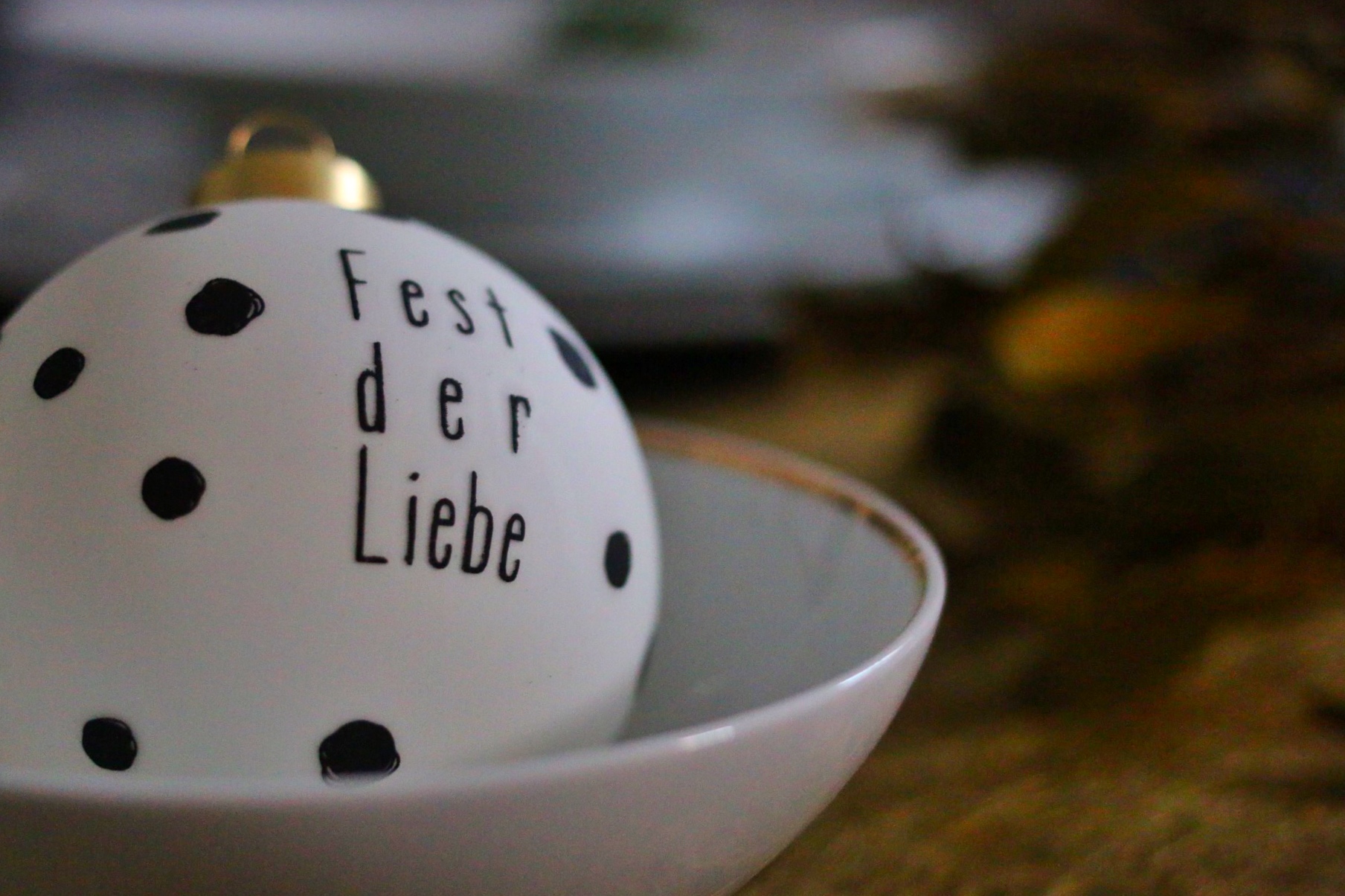 Goldene Weihnachtstafel und DIY Platzanhänger von eat blog love