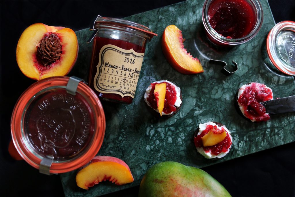 Mango-Pfirsich-Beeren Marmelade by eat blog love