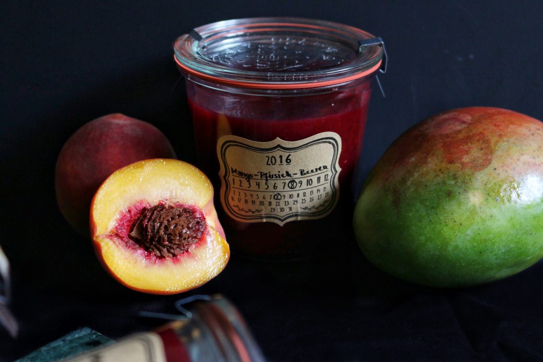 Mango-Pfirsich-Beeren Marmelade | eat blog love