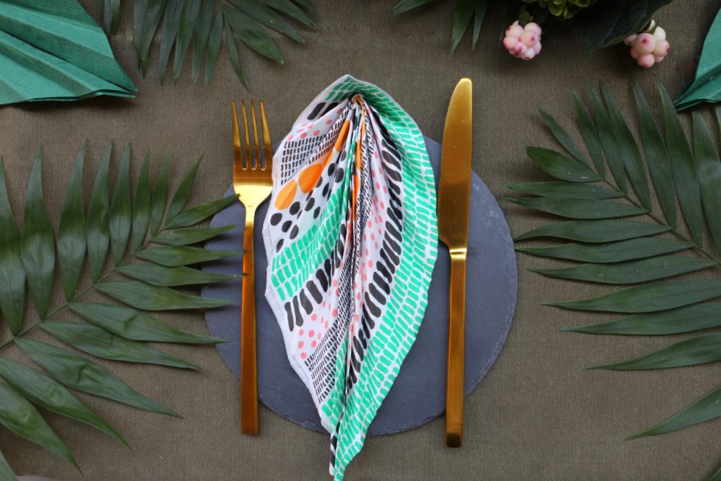 Urban Jungle Table Setting - Servietten zu Blatt falten by eat blog love