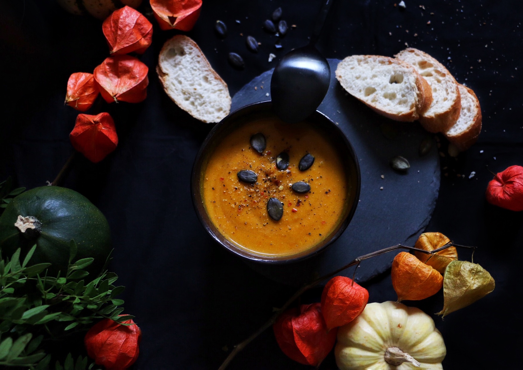 Pumpkin Soup - cremige Kürbissuppe mit Kokos und Ingwer | eat blog love