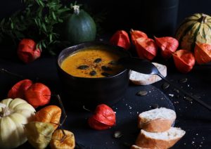 Pumpkin Soup - cremige Kürbissuppe mit Kokos und Ingwer by eat blog love