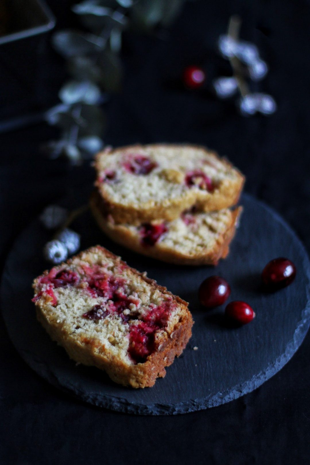 Veganes Bananenbrot mit frischen Cranberries | eat blog love
