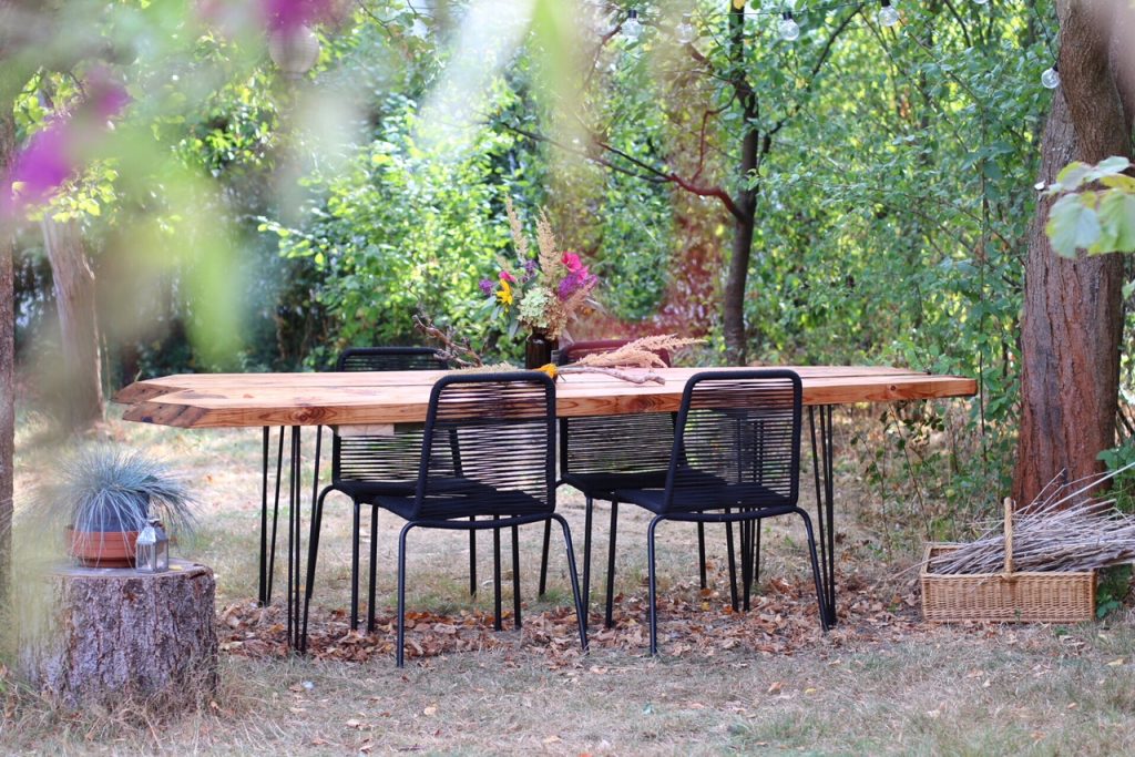 DIY - Gartentisch aus alten Holzbohlen selber bauen by eat blog love