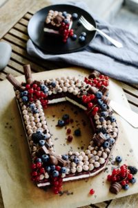 Schneller Letter Candy Cake mit Schokolade & Beeren by eat blog love