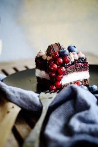 Schneller Letter Candy Cake mit Schokolade & Beeren by eat blog love