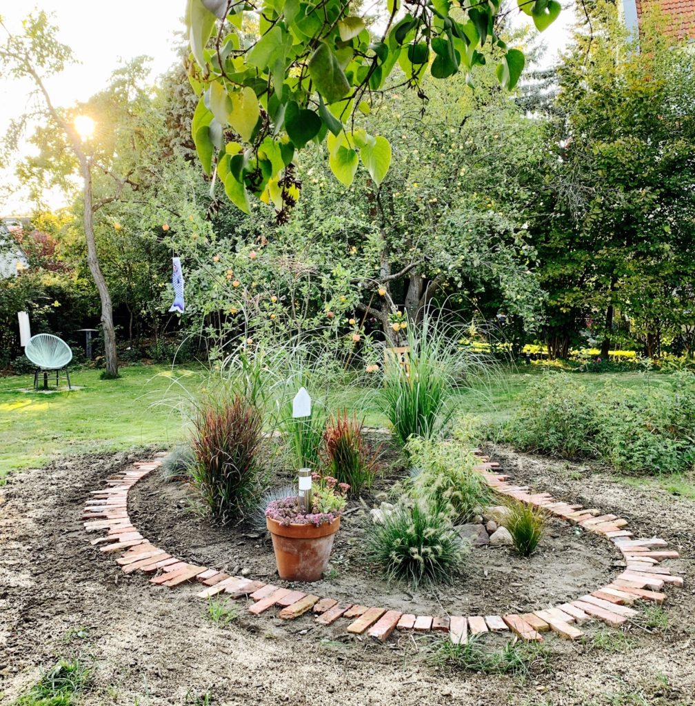 Garden DIY: Beeteinfassung aus alten Backsteinen by Sarah Piede from eatbloglove.de