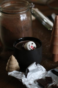 Dänische heiße Schokolade mit Marshmallow-Schneemännern eatbloglove.de