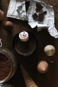 Dänische heiße Schokolade mit Marshmallow-Schneemännern eatbloglove.de