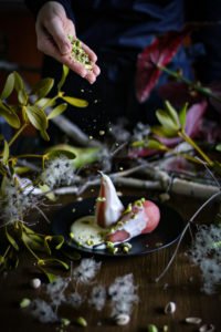 Pochierte Birne mit Vanillesauce und gesalzenen Pistazien by eat blog love