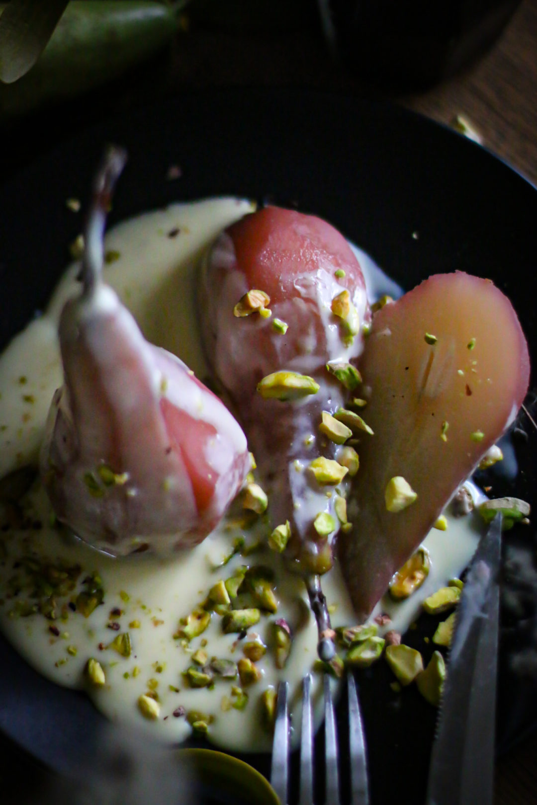 Pochierte Birne mit Vanillesauce und gesalzenen Pistazien by eat blog love