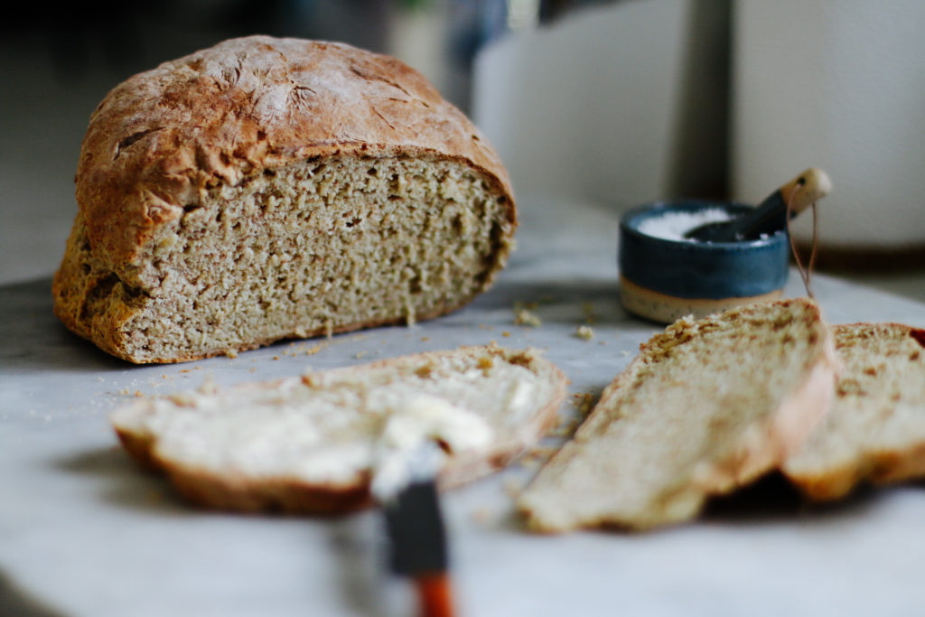 Sodabrot: Schnelles Buttermilch Brot ohne Hefe backen by eatbloglove.de